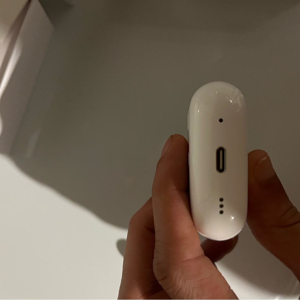 Apple AirPods Pro with White Charging Case - Picture 4 of 5